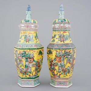 A pair of rare hexagonal Chinese famille jaune porcelain vases with figural covers, 19th C. — photo 3