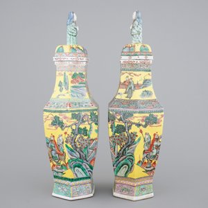A pair of rare hexagonal Chinese famille jaune porcelain vases with figural covers, 19th C. — photo 4