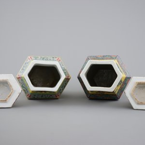 A pair of rare hexagonal Chinese famille jaune porcelain vases with figural covers, 19th C. — photo 5