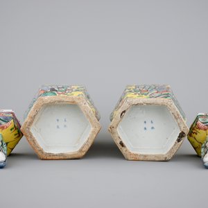A pair of rare hexagonal Chinese famille jaune porcelain vases with figural covers, 19th C. — photo 6
