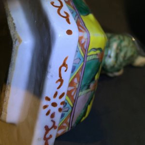 A pair of rare hexagonal Chinese famille jaune porcelain vases with figural covers, 19th C. — photo 8