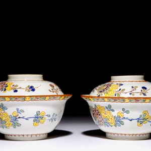 A pair of rare polychrome Dutch Delft bowls and covers, early 18th C. — photo 3