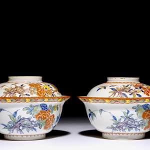 A pair of rare polychrome Dutch Delft bowls and covers, early 18th C. — photo 5