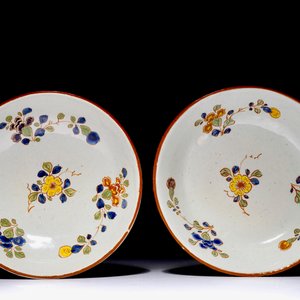 A pair of rare polychrome Dutch Delft bowls and covers, early 18th C. — photo 8