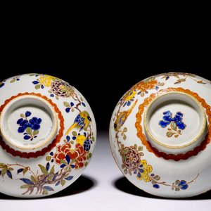 A pair of rare polychrome Dutch Delft bowls and covers, early 18th C. — photo 9