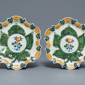 A pair of rare polychrome Dutch Delft honey pots, covers and stands, 18th C. — photo 2