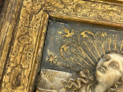 A pair of rare rhombus-shaped Malines alabaster portrait carvings, signed Tobias Tissenaken, end of the 16th C. — photo 20