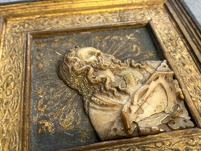 A pair of rare rhombus-shaped Malines alabaster portrait carvings, signed Tobias Tissenaken, end of the 16th C. — photo 2