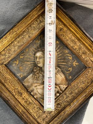 A pair of rare rhombus-shaped Malines alabaster portrait carvings, signed Tobias Tissenaken, end of the 16th C. — photo 27