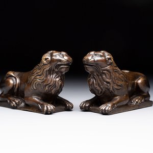A pair of reclining bronze lions, probably Dinant, 16th C. — 照片 1