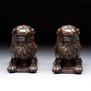 A pair of reclining bronze lions, probably Dinant, 16th C. — 照片 2