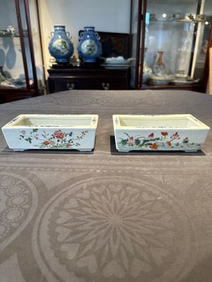 A pair of rectangular Chinese famille rose jardinieres with floral design, Republic — photo 1