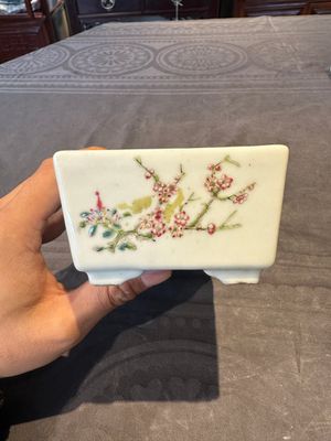 A pair of rectangular Chinese famille rose jardinieres with floral design, Republic — photo 13