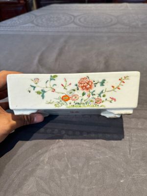 A pair of rectangular Chinese famille rose jardinieres with floral design, Republic — photo 2
