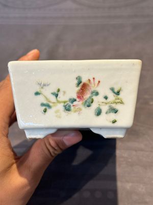 A pair of rectangular Chinese famille rose jardinieres with floral design, Republic — photo 3