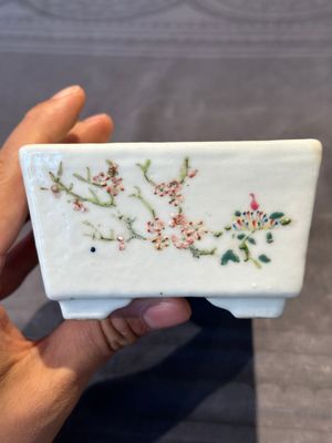 A pair of rectangular Chinese famille rose jardinieres with floral design, Republic — photo 5