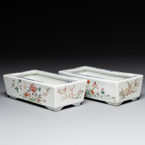 A pair of rectangular Chinese famille rose jardinieres with floral design, Republic — photo 1