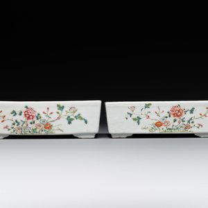A pair of rectangular Chinese famille rose jardinieres with floral design, Republic — photo 4