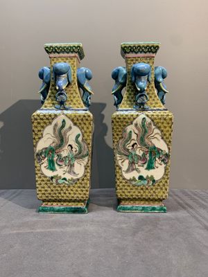 A pair of rectangular Chinese famille verte 'elephant' vases, 19th C. — photo 1
