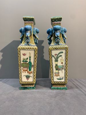 A pair of rectangular Chinese famille verte 'elephant' vases, 19th C. — photo 2