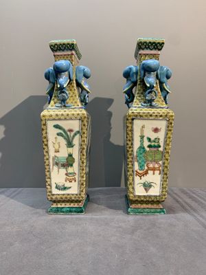 A pair of rectangular Chinese famille verte 'elephant' vases, 19th C. — photo 4