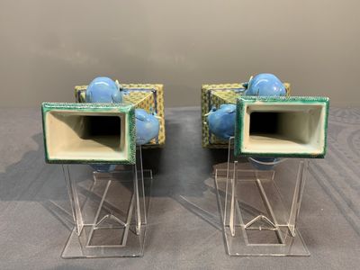 A pair of rectangular Chinese famille verte 'elephant' vases, 19th C. — photo 5