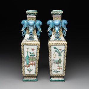 A pair of rectangular Chinese famille verte 'elephant' vases, 19th C. — photo 3