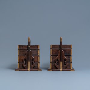 A pair of rectangular Chinese three-tiered hongmu wooden covered boxes, 19th C. — 照片 3