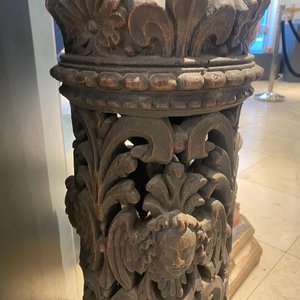 A pair of reticulated carved oak Corinthian columns with cherub heads and vines, 17th C. — photo 15