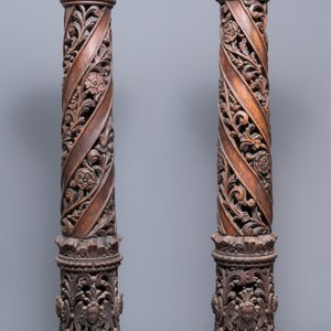 A pair of reticulated carved oak Corinthian columns with cherub heads and vines, 17th C. — photo 2