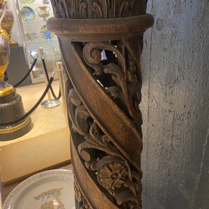 A pair of reticulated carved oak Corinthian columns with cherub heads and vines, 17th C. — photo 32