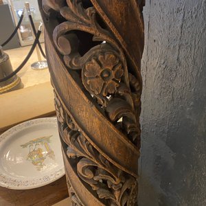A pair of reticulated carved oak Corinthian columns with cherub heads and vines, 17th C. — photo 33