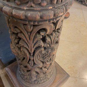 A pair of reticulated carved oak Corinthian columns with cherub heads and vines, 17th C. — photo 47