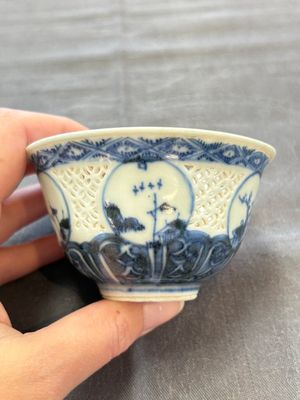A pair of reticulated Chinese blue and white 'Hatcher Cargo' shipwreck bowls, Transitional period — photo 1