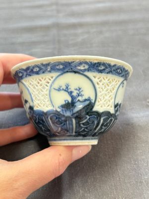 A pair of reticulated Chinese blue and white 'Hatcher Cargo' shipwreck bowls, Transitional period — photo 2