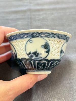 A pair of reticulated Chinese blue and white 'Hatcher Cargo' shipwreck bowls, Transitional period — photo 3