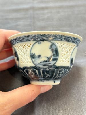 A pair of reticulated Chinese blue and white 'Hatcher Cargo' shipwreck bowls, Transitional period — photo 4