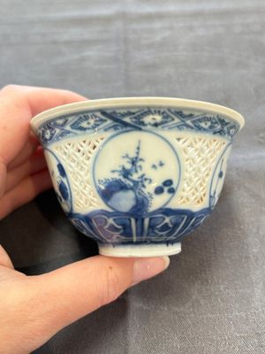 A pair of reticulated Chinese blue and white 'Hatcher Cargo' shipwreck bowls, Transitional period — photo 8
