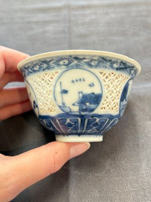 A pair of reticulated Chinese blue and white 'Hatcher Cargo' shipwreck bowls, Transitional period — photo 9