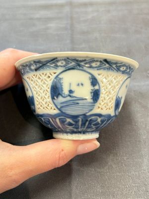 A pair of reticulated Chinese blue and white 'Hatcher Cargo' shipwreck bowls, Transitional period — photo 10