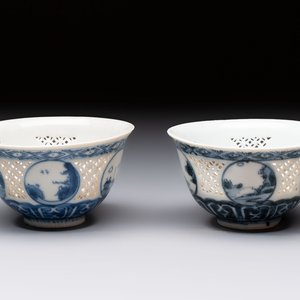 A pair of reticulated Chinese blue and white 'Hatcher Cargo' shipwreck bowls, Transitional period — photo 1