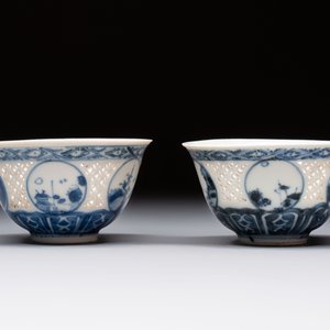 A pair of reticulated Chinese blue and white 'Hatcher Cargo' shipwreck bowls, Transitional period — photo 3