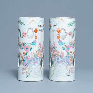 A pair of reticulated Chinese famille rose '100 boys' hat stands, Qianlong mark, 19th C. — 照片 1