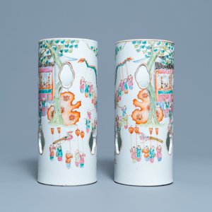 A pair of reticulated Chinese famille rose '100 boys' hat stands, Qianlong mark, 19th C. — 照片 4
