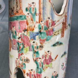 A pair of reticulated Chinese famille rose '100 boys' hat stands, Qianlong mark, 19th C. — 照片 10