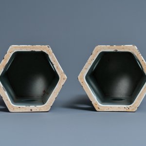 A pair of reticulated Chinese famille rose hat stands, 19th C. — photo 5