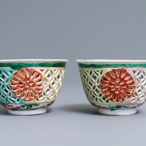 A pair of reticulated double-walled Chinese famille verte cups, Kangxi — 照片 3