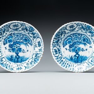 A pair of ribbed Dutch Delft blue and white 'tea tree' plates, 18th C. — photo 1