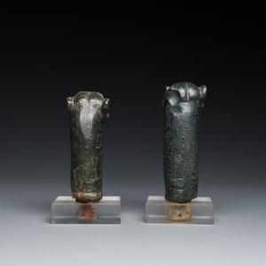 A pair of Roman bronze panther head fittings with finger-shaped hooks, ca. 2nd C. — photo 4