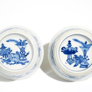 A pair of round Chinese blue and white salts, Kangxi — photo 6